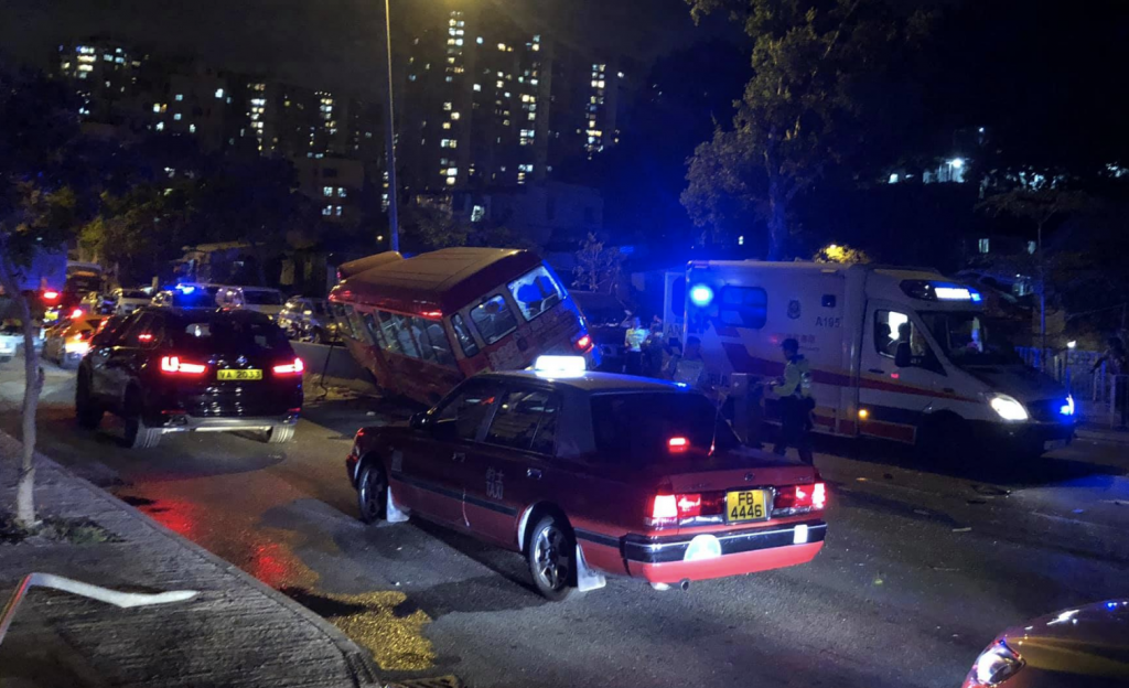 Mini bus loses control and rams up road divider in Yau Tong - Dimsum Daily