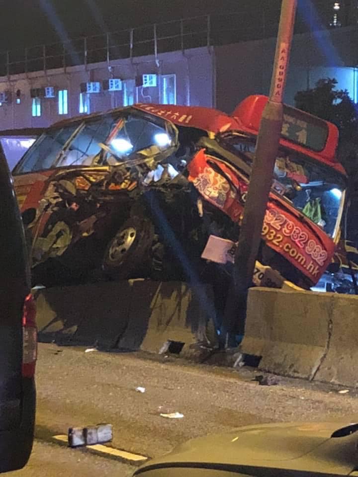 Mini bus loses control and rams up road divider in Yau Tong - Dimsum Daily