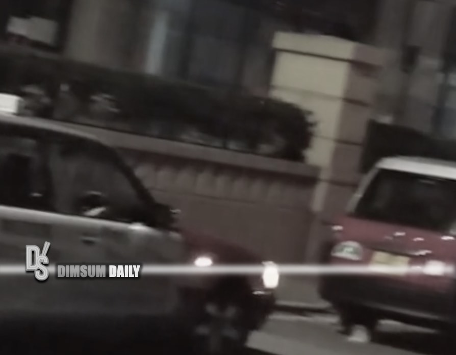 Two taxi drivers engage in a brawl after colliding with each other in ...