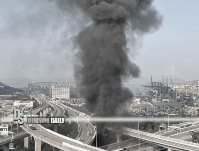 Large number of styrofoam boxes catch fire in Cheung Sha Wan Dimsum Daily