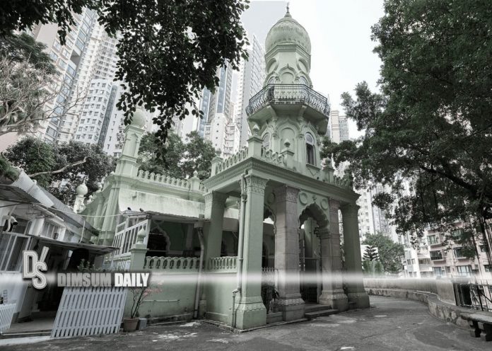 Photo shows the front façade of Jamia Mosque. The minaret with its balcony is the most prominent feature of Jamia Mosque.