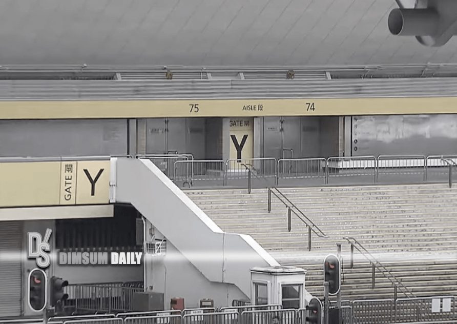 Working group and police arrive at HK Coliseum to continue with