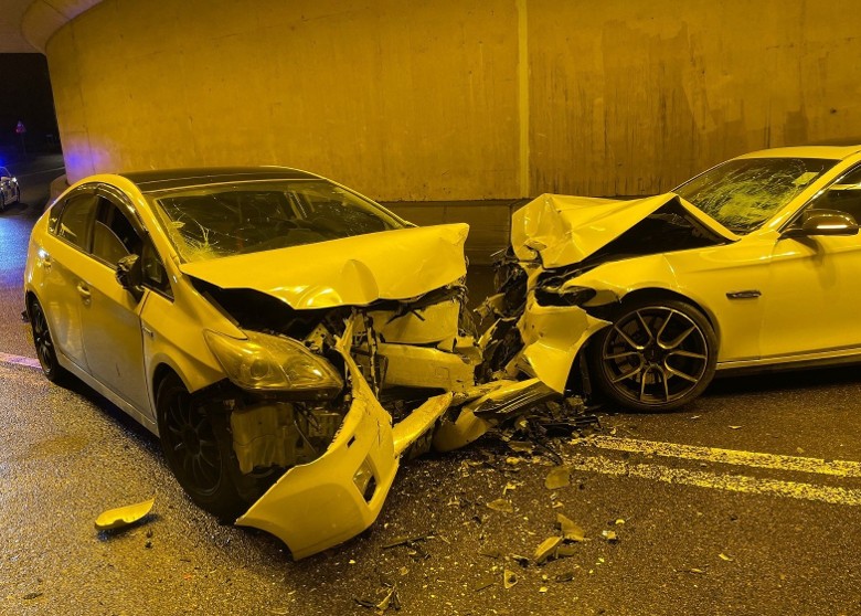 Private car flees Police in Eastern Kowloon, speeds for over 15k and causes collision, 2 arrests and 1 injury reported
