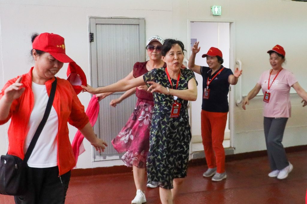 Mainland tour groups dine and dance on cruise ship
