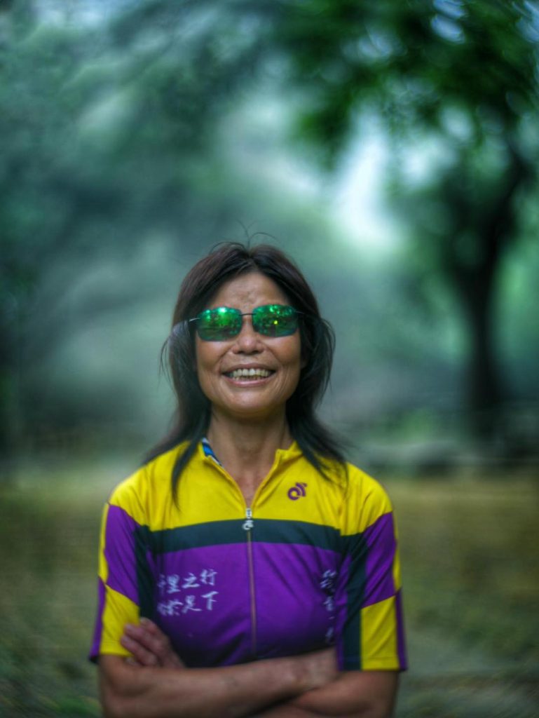 HK actor Chow Yuenfat takes portrait pictures for owner of kiosk on