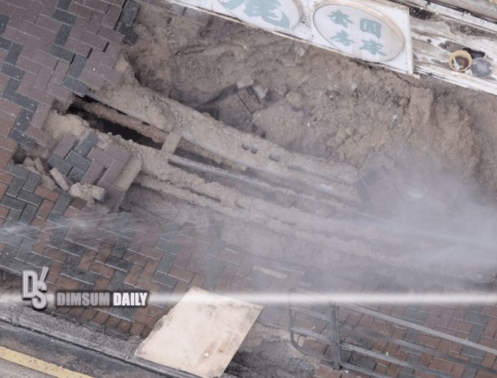 Massive water pipe burst causes road closure in To Kwa Wan Dimsum Daily