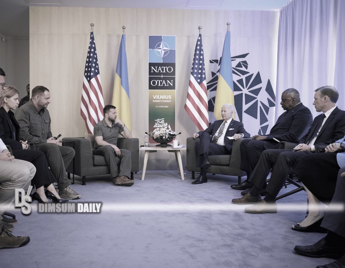 Ukrainian President Zelensky meets with U.S. President Biden during ...
