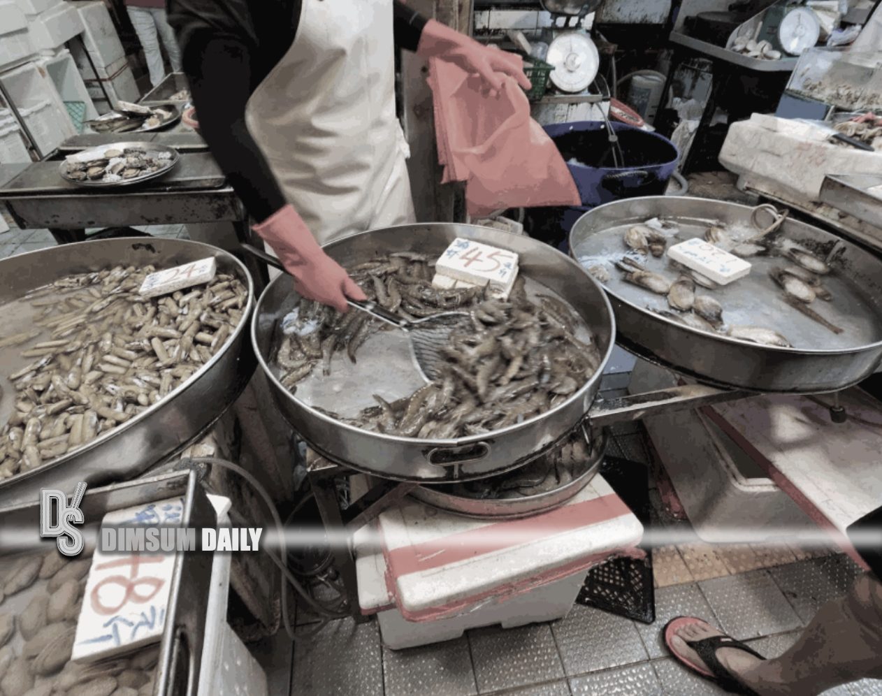 Stall in Tsuen Wan accused of cheating customers by adding water to