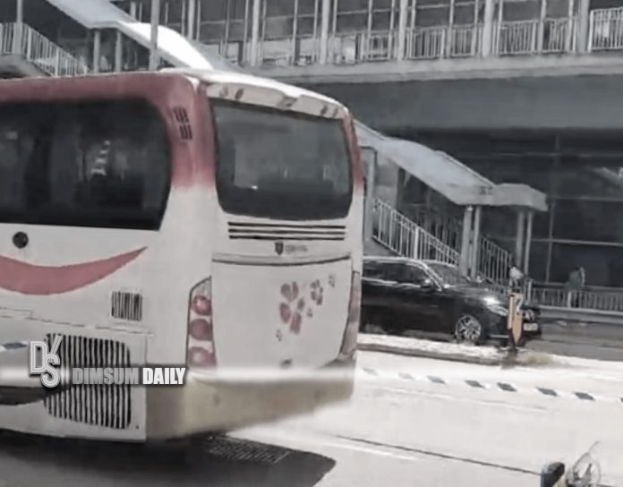 Elderly man suspected to be struck by tour bus while crossing Chik Wan ...