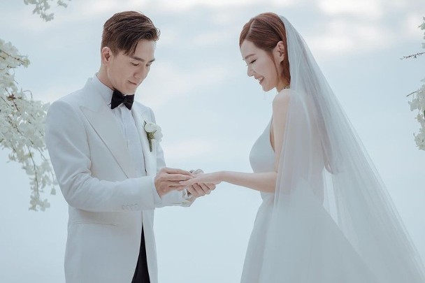 Hong Kong actor Kenneth Ma marries Roxanne Tong in a private ceremony on Koh Samui Island - Dimsum Daily