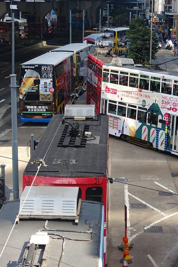 Traffic congestion in Sheung Wan causes lengthy tram queue - Dimsum Daily