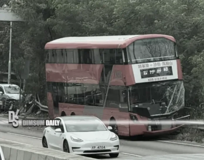 KMB bus collides with barrier on Yuen Long Highway, causing lane