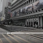 Bystanders in Mong Kok apprehenda thief who robbed a woman of HK$20,000 and had counterfeit money and space oil