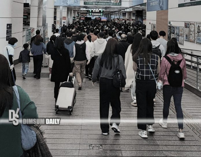 End of Lunar New Year holiday sees 977,000 cross borders, causing