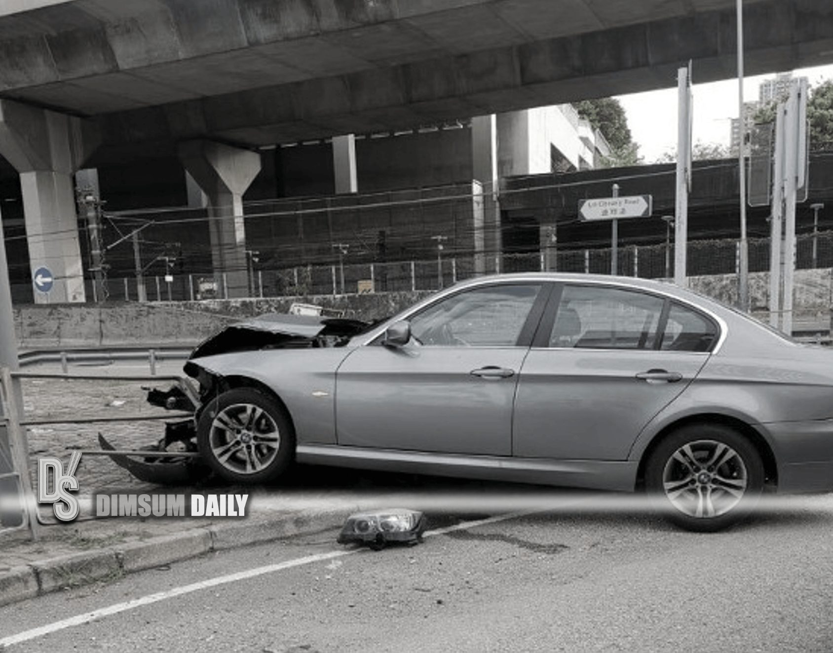 Lin Cheung Rd Driver flees after car crashes into barrier in Sham Shui Po
