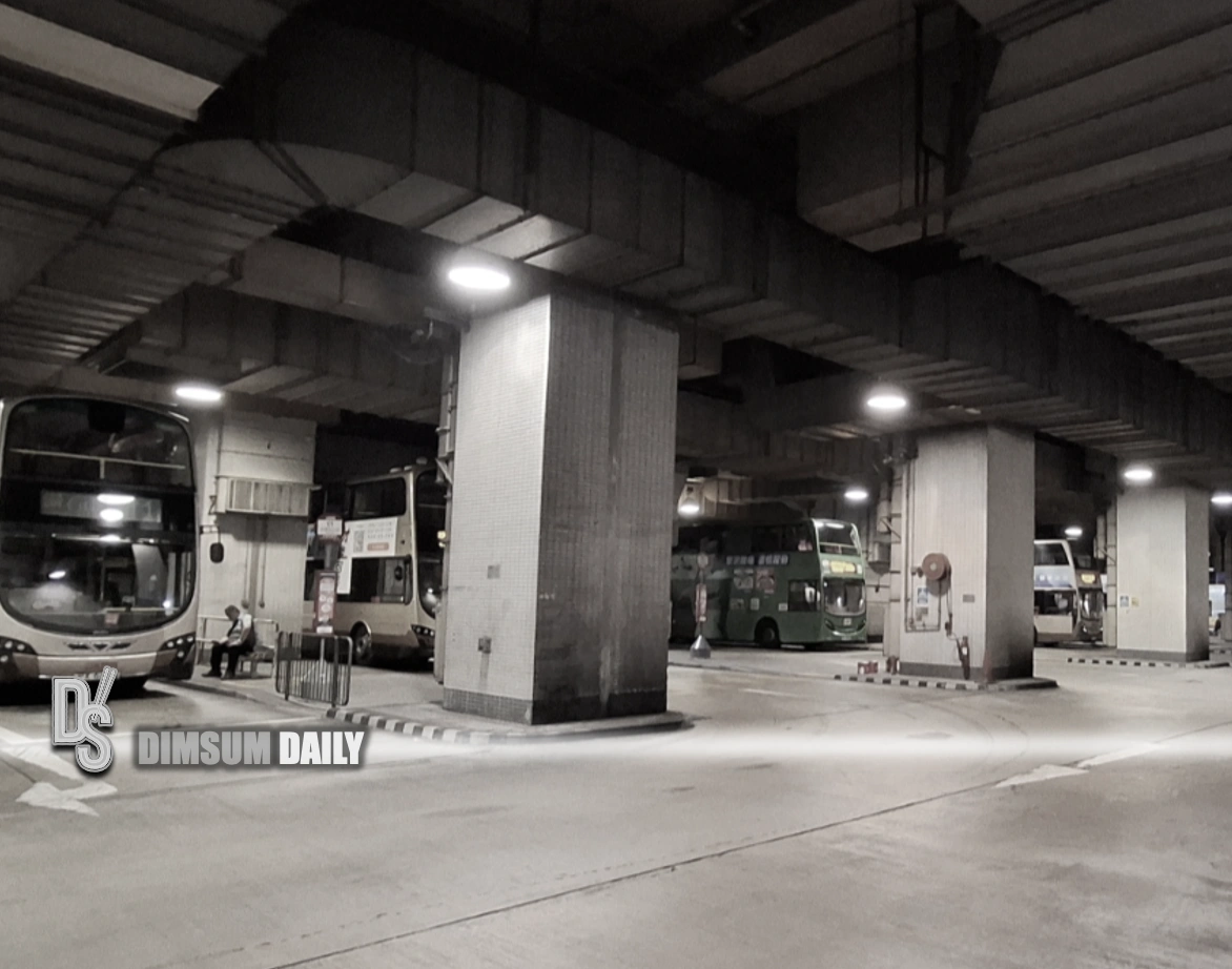 Minibus trapped by gate at Kowloon Station Public Transport Interchange