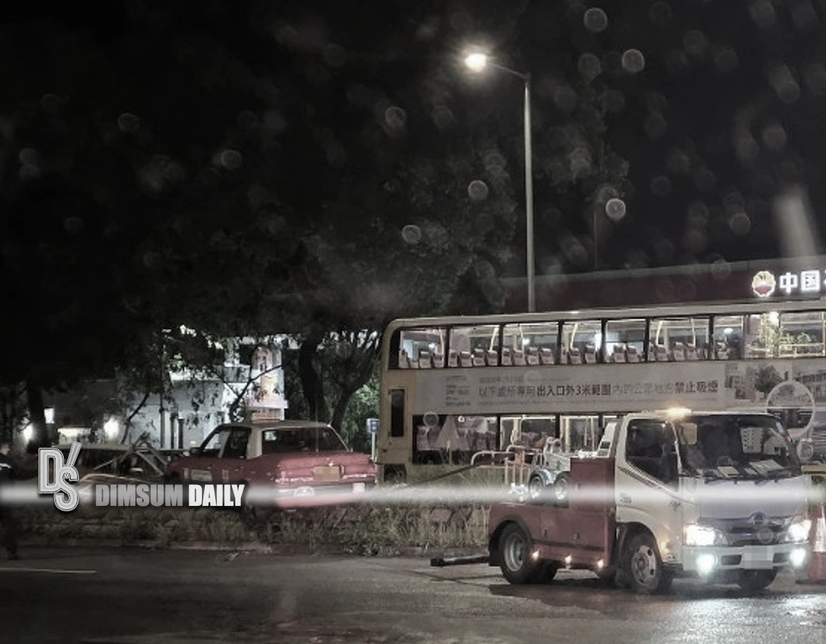 Taxi mounts kerb in Tung Chung crash