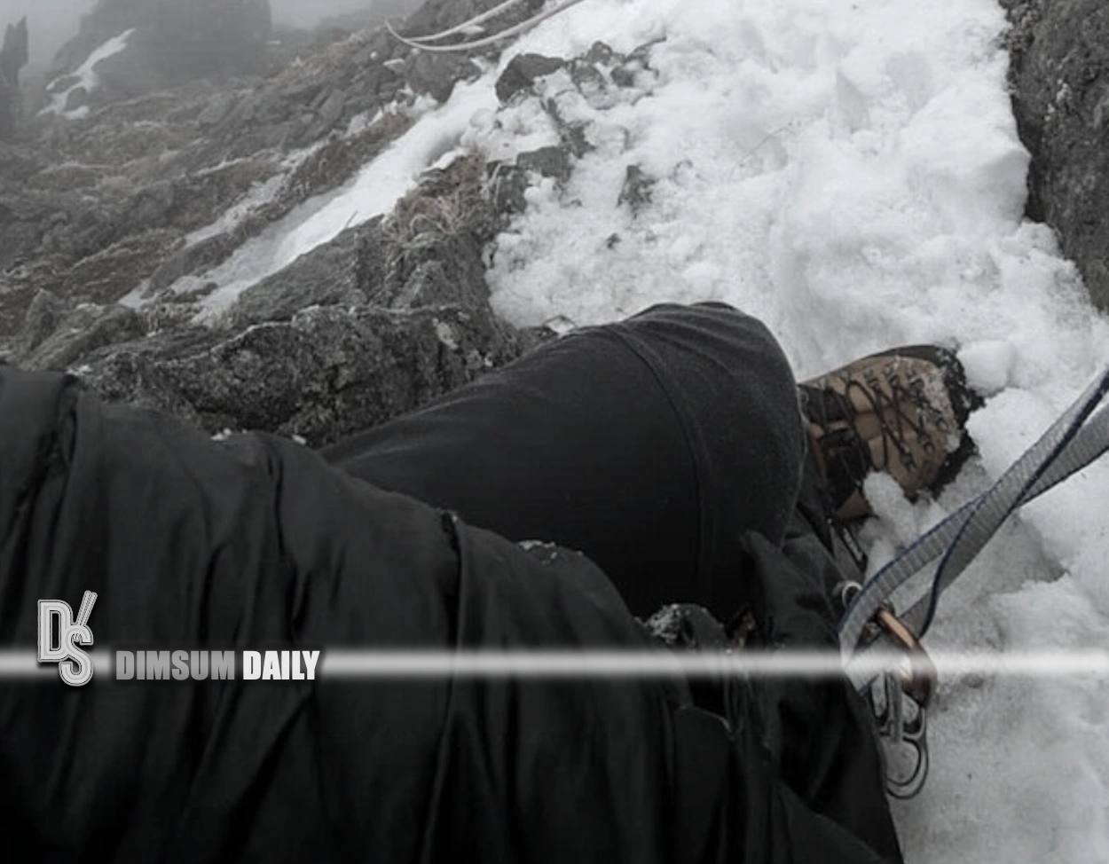 Hong Kong climber unconscious, companion stranded on Japan's Gendarme peak as rescue thwarted by blizzard — image 1