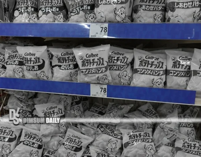Calbee shifts to black-and-white packs due to ink shortage