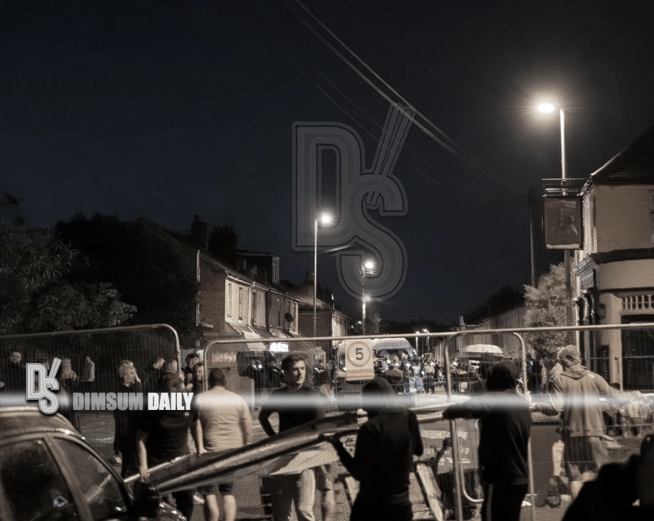 Photo: dimsumdaily.hk Protesters Confront Police After 51 Migrants Land in Gosport