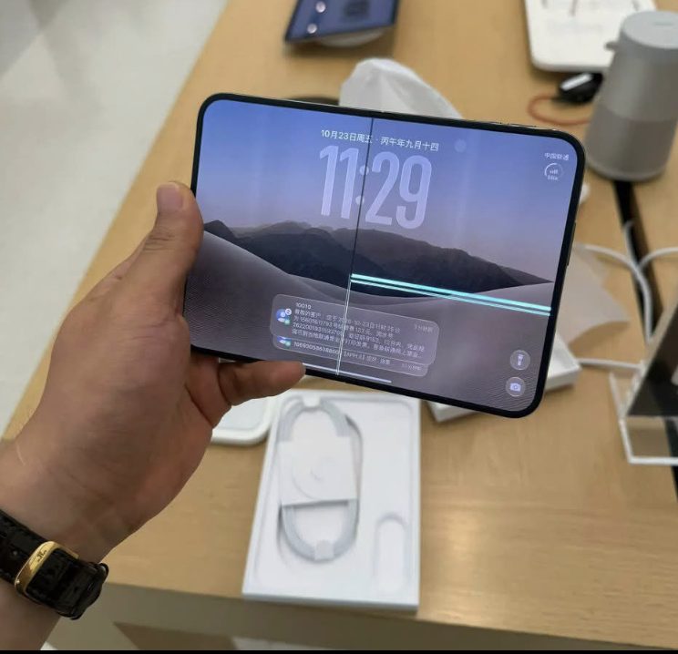 iPhone Duo buyers report crease cracks and black lines