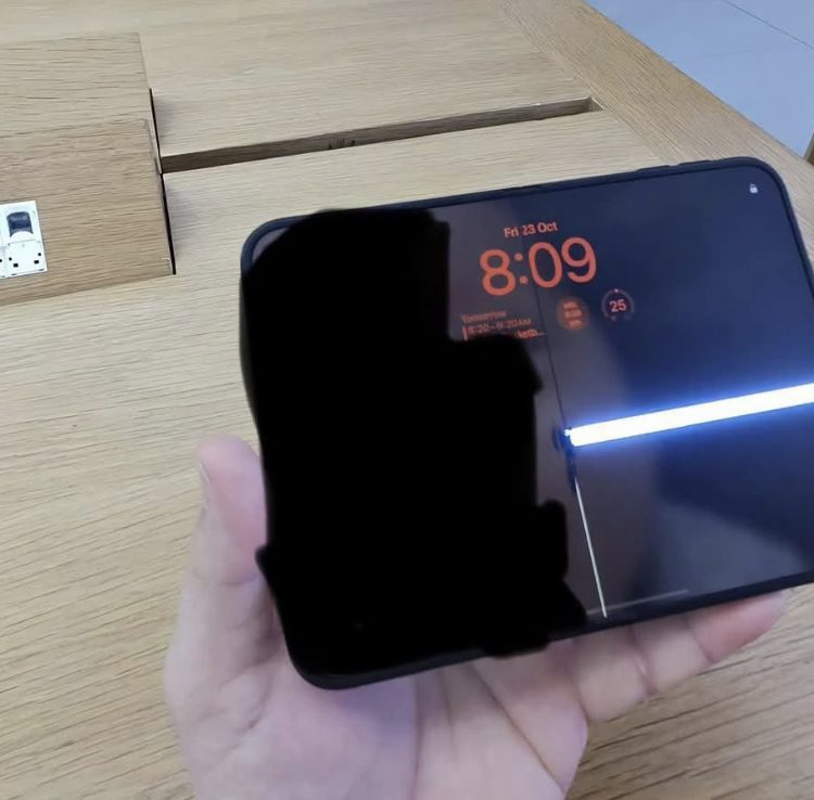 iPhone Duo buyers report crease cracks and black lines